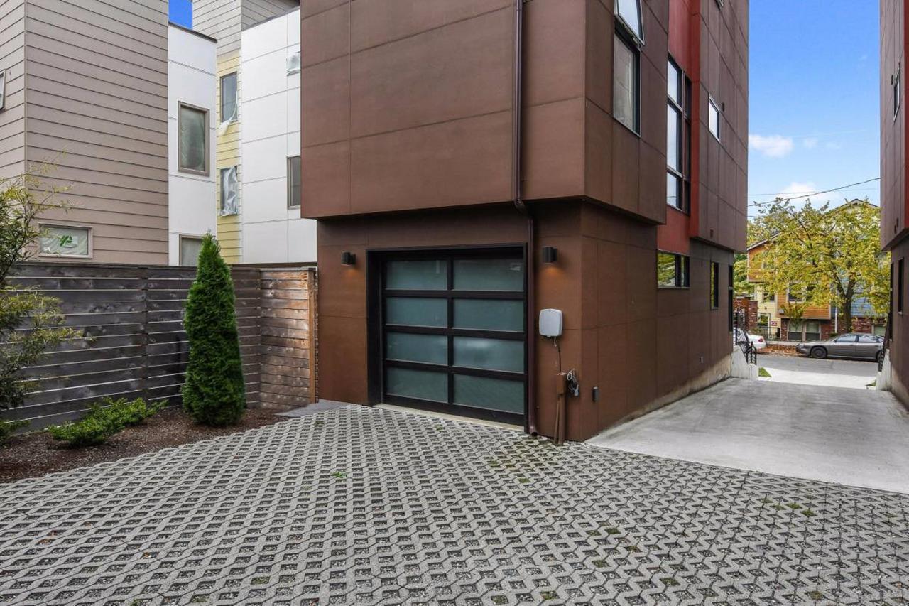 Modern Home With Rooftop Oasis Seattle Esterno foto